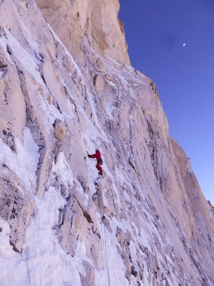 Shivling, Shiva’s Ice, Simon Gietl, Vittorio Messini - Shivling Shiva’s Ice: Simon Gietl climbing mixed terrain on the headwall ramp