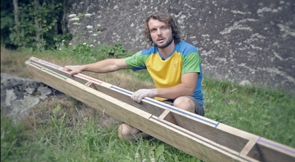 Arrampicata in fessura con le Guide Alpine italiane - Davide Spini illustra la crack machine,  utile per simulare gli incastri di dita e di mano