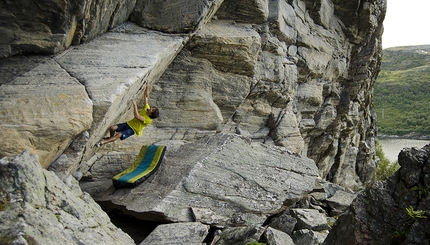 Niccolò Ceria, boulder, Norvegia, Finlandia - Niccolò Ceria sale Nameless 7A+, Vingsand, Norvegia