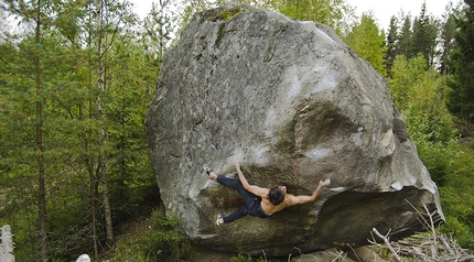 Niccolò Ceria, bouldering, Norway, Finland - Niccolò Ceria climbing the Globalist 8B+, Sipoo, Finland