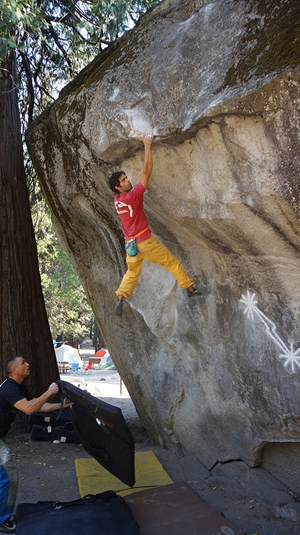 Midnight Lightning, Yosemite, Ron Kauk, Filippo Manca - Filippo Manca sul traverso verso destra del blocco Midnight Lightning nello Yosemite