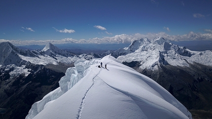 Perù, sciare, Artesonraju, Huascaran, Tocllaraju, Yannick Boissenot, Frederic Gentet, Stéphane Roguet - In cima a Artesonraju (6025m), Perù