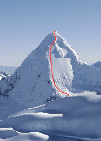 Perù, sciare, Artesonraju, Huascaran, Tocllaraju, Yannick Boissenot, Frederic Gentet, Stéphane Roguet - Artesonraju (6025m), Perù e la linea sciata per la prima volta da Patrick Vallencant nel 1979.