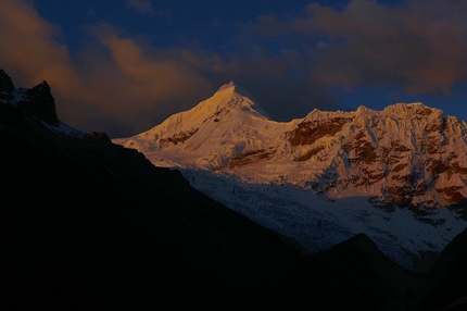 Peru, Artesonraju, Huascaran, Tocllaraju, steep skiing, Yannick Boissenot, Frederic Gentet, Stéphane Roguet - Tocllaraju (6034m) and, on the left, the ridge skied by Yannick Boissenot, Frederic Gentet and Stéphane Roguet