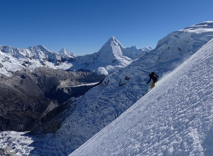 Peru, Artesonraju, Huascaran, Tocllaraju, steep skiing, Yannick Boissenot, Frederic Gentet, Stéphane Roguet - Steep skiing in Peru, with Artesonraju (6025m) in the background