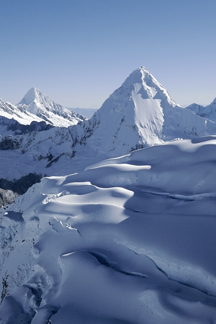 Peru, Artesonraju, Huascaran, Tocllaraju, steep skiing, Yannick Boissenot, Frederic Gentet, Stéphane Roguet - Mount Artesonraju (6025m), Peru