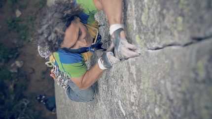 Arrampicata in fessura con le Guide Alpine italiane - La guida alpina Giovanni Ongaro affronta una fessura ad incastro di dita.