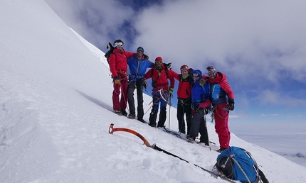 Mount Edgar, China François Cazzanelli, Francesco Ratti, Emrik Favre, Tomas Franchini, Matteo Faletti, Fabrizio Dellai - Mount Edgar Nanmengou Valley: François Cazzanelli, Francesco Ratti, Emrik Favre, Tomas Franchini, Matteo Faletti, Fabrizio Dellai