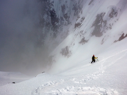 Caucasus massif skiing, Miroslav Peťo, Maroš Červienka - Skiing the SE couloir of Chatyn Tau (4412 m), Caucasus