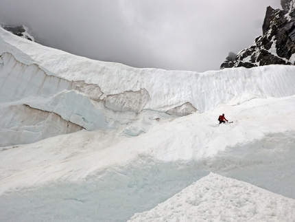 Catena del Caucaso sciare, Miroslav Peťo, Maroš Červienka - Sciando la parte bassa del couloir SE di Chatyn Tau (4412 m), Caucaso