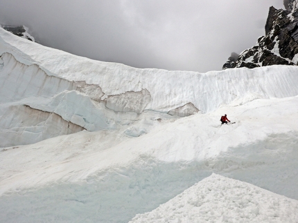 Caucasus massif skiing, Miroslav Peťo, Maroš Červienka - Skiing the lower section of the SE couloir of Chatyn Tau (4412 m), Caucasus