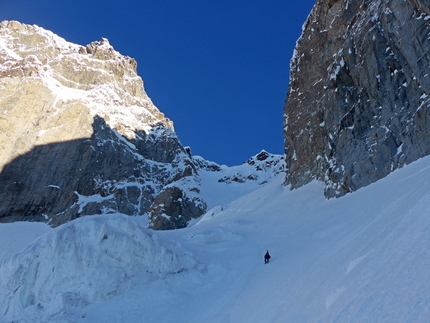Catena del Caucaso sciare, Miroslav Peťo, Maroš Červienka - Salendo verso la cima Nord di Ushba  (4698 m) lungo il Couloir Est (Miroslav Peťo, Maroš Červienka)