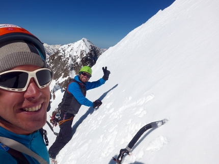 Catena del Caucaso sciare, Miroslav Peťo, Maroš Červienka - Miroslav Peťo e Maroš Červienka salendo verso la cima Nord di Ushba  (4698 m) lungo il Couloir Est