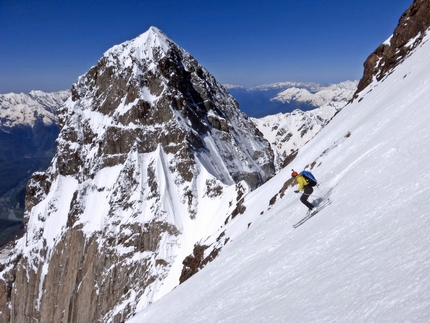 Caucasus massif skiing, Miroslav Peťo, Maroš Červienka - Skiing from the North Summit of Ushba (4698 m) via the East Couloir (Miroslav Peťo, Maroš Červienka)