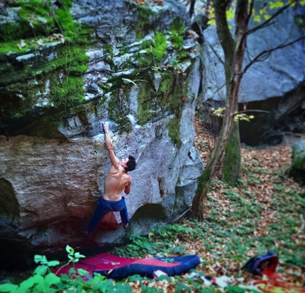 Luca Rinaldi 8B boulder flash at Brione in Switzerland