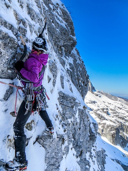 Silvia Petroni - Silvia Petroni in apertura sulla via Carina nebula, Alpi Apuane