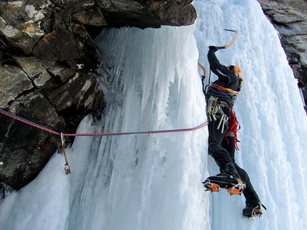 Silvia Petroni - Silvia Petroni sulla cascata di ghiaccio Henninger a Cogne