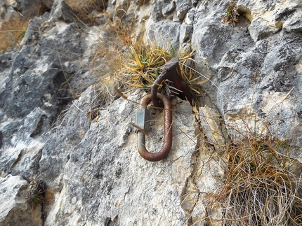 Baffelan, Alpinismo Radicale, Leonardo Meggiolaro, Matteo Maran - Chiodo e ritirata sul terzo tiro di Alpinismo Radicale, Baffelan, Piccole Dolomiti