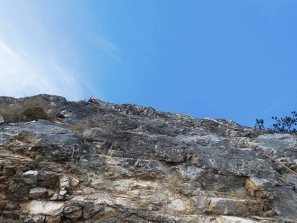 Baffelan, Alpinismo Radicale, Leonardo Meggiolaro, Matteo Maran - Leonardo Meggiolaro e Matteo Maran sul quinto tiro della via Alpinismo Radicale, Baffelan, Piccole Dolomiti