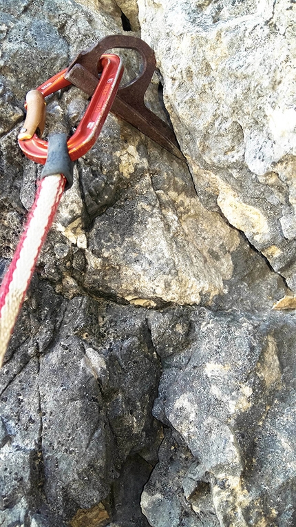 Baffelan, Alpinismo Radicale, Leonardo Meggiolaro, Matteo Maran - Un chiodo sul quinto tiro della via Alpinismo Radicale, Baffelan, Piccole Dolomiti