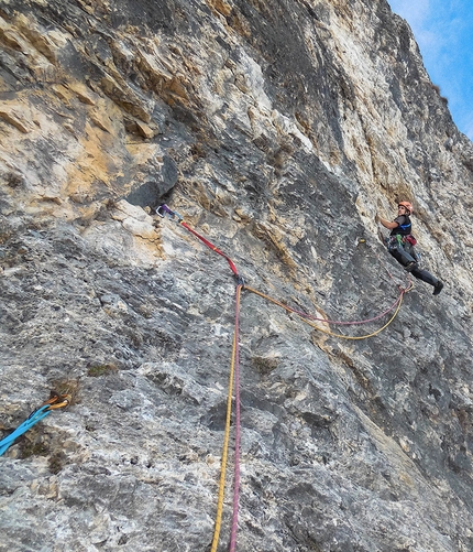 Baffelan, Alpinismo Radicale, Leonardo Meggiolaro, Matteo Maran - Leonardo Meggiolaro, assicurato da Matteo Maran, all'inizio del sesto tiro della via Alpinismo Radicale, Baffelan, Piccole Dolomiti