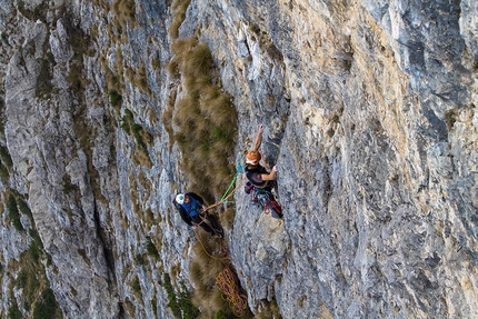 Baffelan, Alpinismo Radicale, Leonardo Meggiolaro, Matteo Maran - Leonardo Meggiolaro e Matteo Maran sul sesto tiro della via Alpinismo Radicale, Baffelan, Piccole Dolomiti