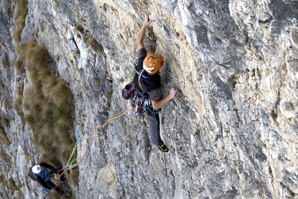 Baffelan, Alpinismo Radicale, Leonardo Meggiolaro, Matteo Maran - Leonardo Meggiolaro e Matteo Maran sul sesto tiro della via Alpinismo Radicale, Baffelan, Piccole Dolomiti