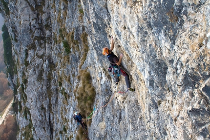 Baffelan, Alpinismo Radicale, Leonardo Meggiolaro, Matteo Maran - Leonardo Meggiolaro e Matteo Maran sul sesto tiro della via Alpinismo Radicale, Baffelan, Piccole Dolomiti
