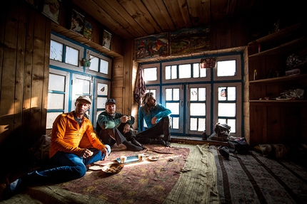 Cerro Kishtwar, Himalaya, Thomas Huber, Stephan Siegrist, Julian Zanker - Cerro Kishtwar: Thomas Huber, Stephan Siegrist, Julian Zanker durante la prima salita di Har Har Mahadev, parete NO del Cerro Kishtwar (10/2017)