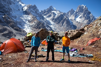 Cerro Kishtwar, Himalaya, Thomas Huber, Stephan Siegrist, Julian Zanker - Cerro Kishtwar: Thomas Huber, Stephan Siegrist and Julian Zanker packing in base camp.