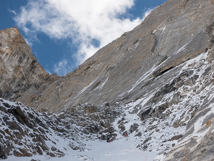 Cerro Kishtwar, Himalaya, Thomas Huber, Stephan Siegrist, Julian Zanker - Cerro Kishtwar: Thomas Huber, Stephan Siegrist, Julian Zanker salgono i primi 400 metri di misto che porta alla parete di roccia