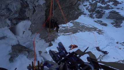 Cerro Kishtwar, Himalaya, Thomas Huber, Stephan Siegrist, Julian Zanker - Cerro Kishtwar: Thomas Huber, Stephan Siegrist, Julian Zanker durante la prima salita di Har Har Mahadev, parete NO del Cerro Kishtwar (10/2017)