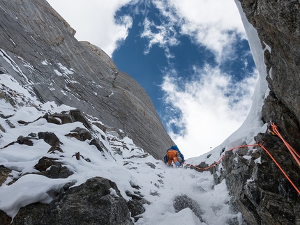 Cerro Kishtwar, Himalaya, Thomas Huber, Stephan Siegrist, Julian Zanker - Cerro Kishtwar: Devil's Hole, il tiro chiave nella sezione centrale della parete