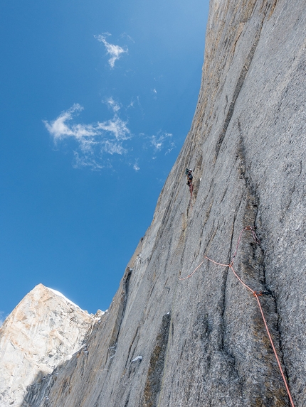 Cerro Kishtwar, Himalaya, Thomas Huber, Stephan Siegrist, Julian Zanker - Cerro Kishtwar: Julian Zanker all'inizio del primo tiro, 6B/ A2+.