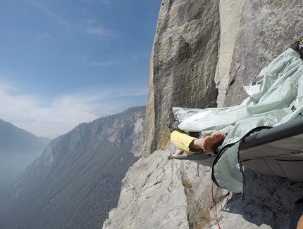 El Capitan, Yosemite, Freerider, Maurizio Oviglia, Rolando Larcher, Roberto Vigiani - Free Rider su El Capitan: Il team coreano attende il tramonto nella portaledge per provare l'Huber pitch