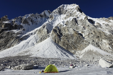 Pangbuk North, Nepal, Max Bonniot, Pierre Sancier - Il bivacco sotto la parete nord di Pangbuk North, Nepal, salita il 18-19/10/2017 da Max Bonniot e Pierre Sancier lungo la loro via Tolérance Zero