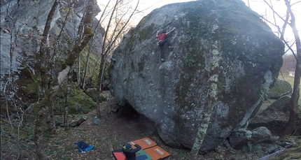 Highball boulder: Gabriele Moroni ripete GGG in Valle Bavona