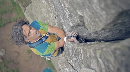 Arrampicata in fessura con le Guide Alpine italiane - La guida alpina Giovanni Ongaro affronta una fessura offwidth