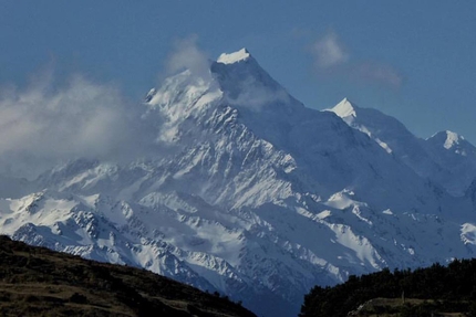 Caroline Face, Aoraki, Mount Cook, Nuova Zelanda, Enrico Mosetti, Ben Briggs, Tom Grant - Monte Aoraki / Mount Cook (3724 m) la montagna più alta della Nuova Zelanda e nell'ombra, la Caroline Face sciata per la prima volta il 27/10/2017 da Enrico Mosetti, Ben Briggs e Tom Grant.