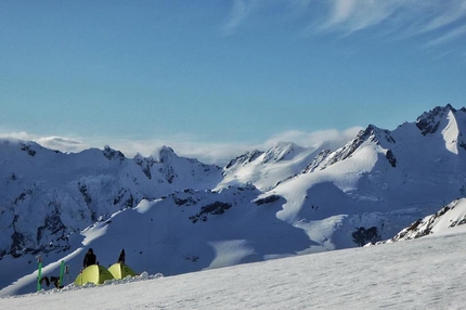 Caroline Face, Aoraki, Mount Cook, Nuova Zelanda, Enrico Mosetti, Ben Briggs, Tom Grant - Sul ghiacciaio, prima di sciare la parete sud del Malte Brun