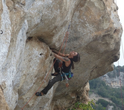 Siberia, Sardegna, arrampicata, Marco Corda, Giacomo Deiana - La falesia Siberia in Sardegna: Ilaria Martinez su Diedro a tua sorella 7a+