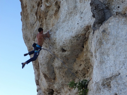 Siberia, Sardegna, arrampicata, Marco Corda, Giacomo Deiana - La falesia Siberia in Sardegna: Giacomo Deiana su Pulp 8a+