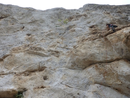 Siberia, Sardegna, arrampicata, Marco Corda, Giacomo Deiana - La falesia Siberia in Sardegna: Ilaria Martinez su Diedro a tua sorella 7a+