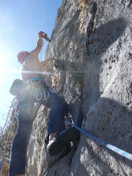 Monte Oddeu, Se vedi grigio sposta l'elefante, Marco Corda, Giacomo Deiana - Giacomo Deiana in apertura sulla prima parte del quarto tiro di Se vedi grigio sposta l’elefante su Monte Oddeu