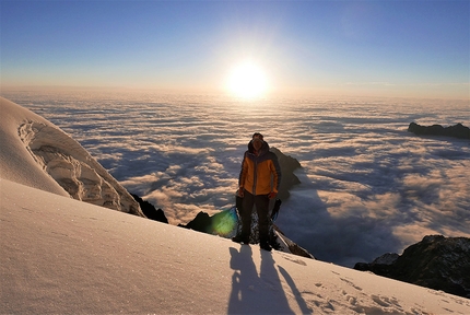 Tomas Franchini, Monte Edgar, Cina - Tomas Franchini sopra un mare di nuvole durante la spedizione al Monte Edgar, Cina
