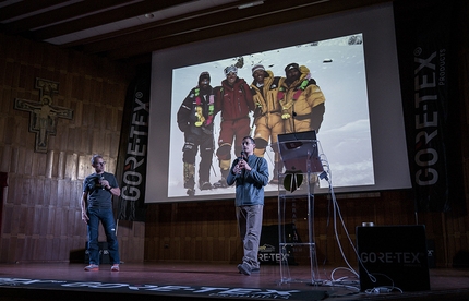 Montagne in Città 2017, Roma - Simone Moro con Alberto Sciamplicotti a Montagne in Città 2017. Nella foto sullo schermo: Alex Txikon, Tamara Lunger, Simone Moro e Ali Sadpara