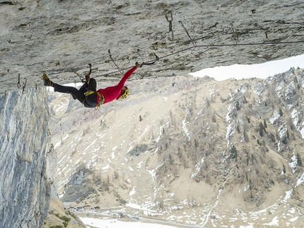 Angelika Rainer, Tomorrow's World, Dolomiti - Angelika Rainer sale French Connection D15- nella falesia Tomorrow's World in Dolomiti