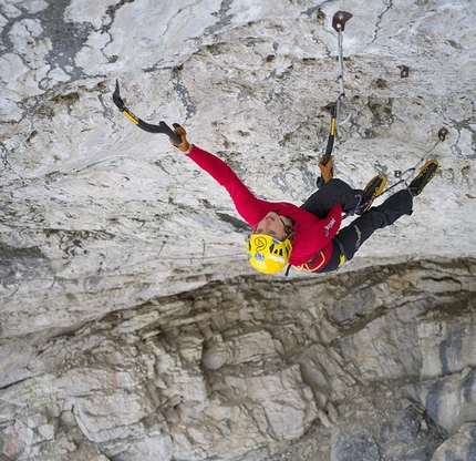 Angelika Rainer, Tomorrow's World, Dolomiti - Angelika Rainer diventa la prima donna al mondo a salire una via di D15 ed eguaglia la massima difficoltà raggiunta in questa difficoltà dai maschi con la sua ripetizione di A Line Above the Sky a Tomorrow's World in Dolomiti. In questa foto sta salendo French Connection D15-