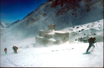 Scialpinismo in Marocco, Alto Atlante, Africa - Partenza dal rifugio Neltner, nella bufera.