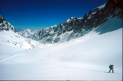 Scialpinismo in Marocco, Alto Atlante, Africa - Tempo meraviglioso, durante la salita al Monte Akioud.